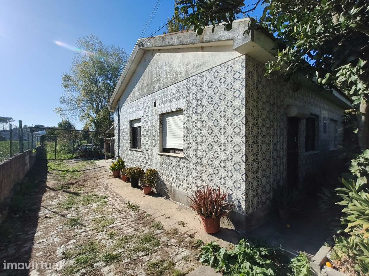 PROPRIEDADE COM 2 MORADIAS EM TERRENO URBANO DE 1.398 m² | VALADARES - Grande imagem: 4/10