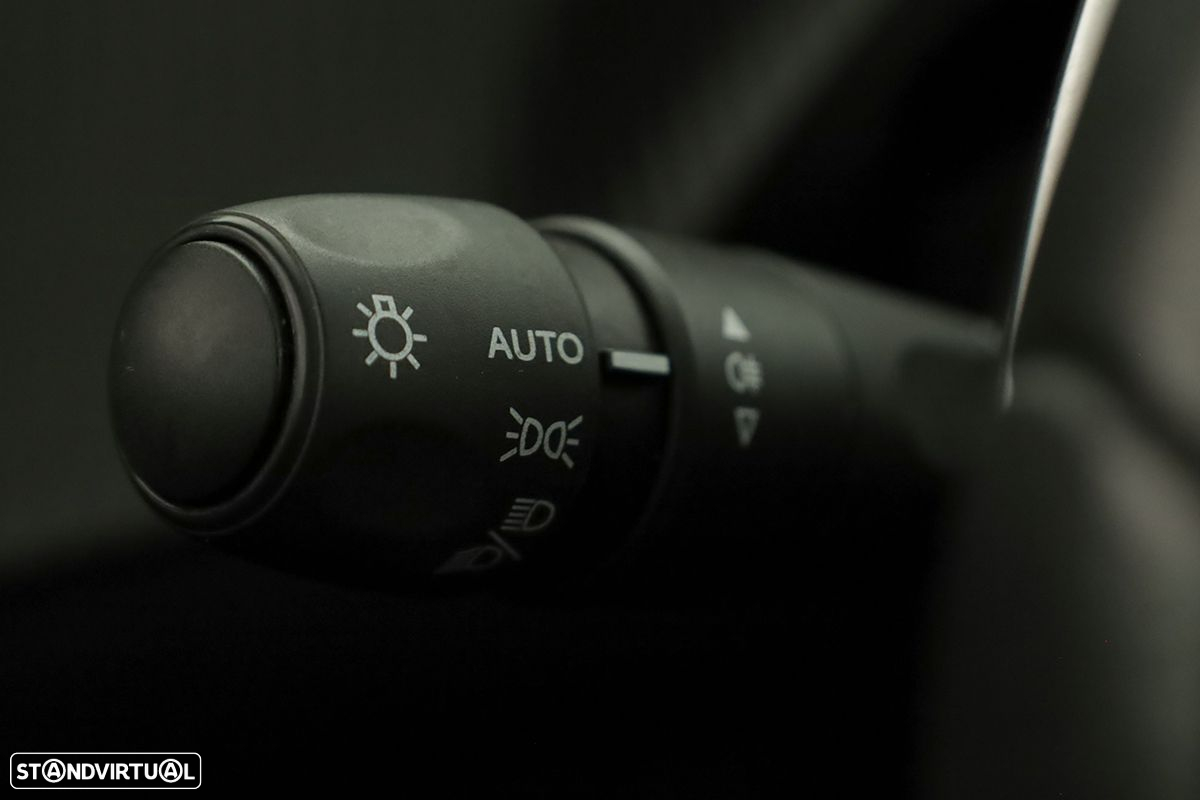 Peugeot 2008 1.2 PureTech Allure EAT8 - 17