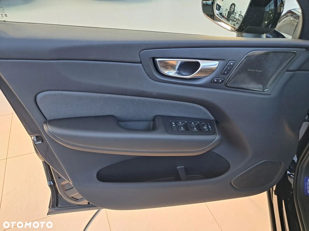 Volvo XC 60 T6 Plug-In Hybrid AWD Ultra Black Edition - 12