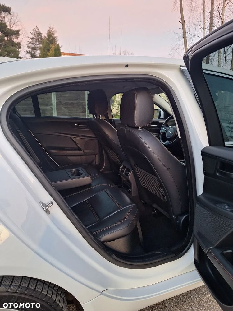 Jaguar XE 2.0 D Prestige - 8