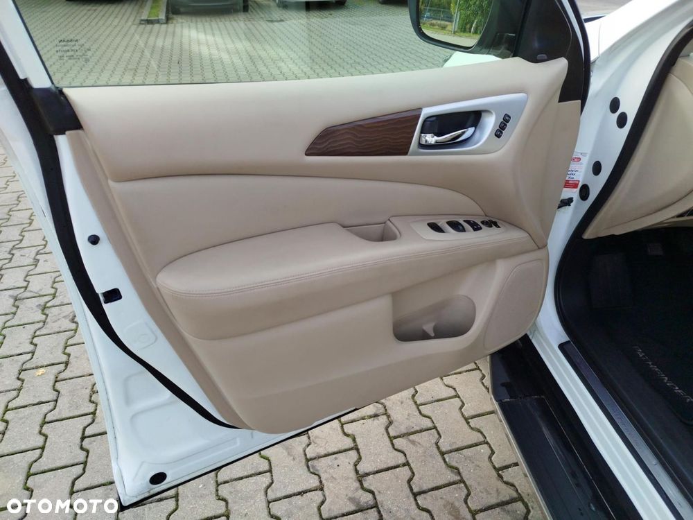 Nissan Pathfinder - 10
