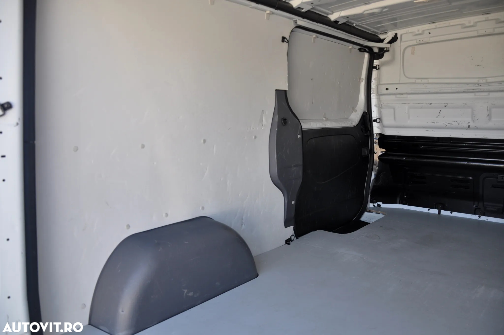 Renault Trafic L2H1 Van - 10