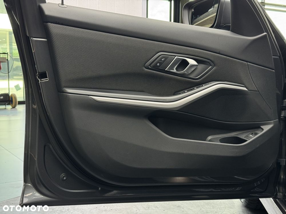 BMW Seria 3 318d - 14