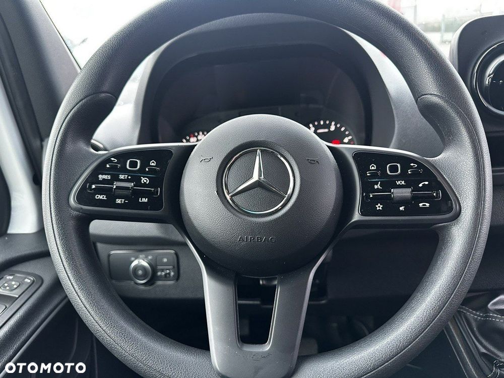 Mercedes-Benz Sprinter - 25