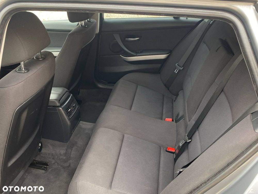 BMW Seria 3 318i - 23