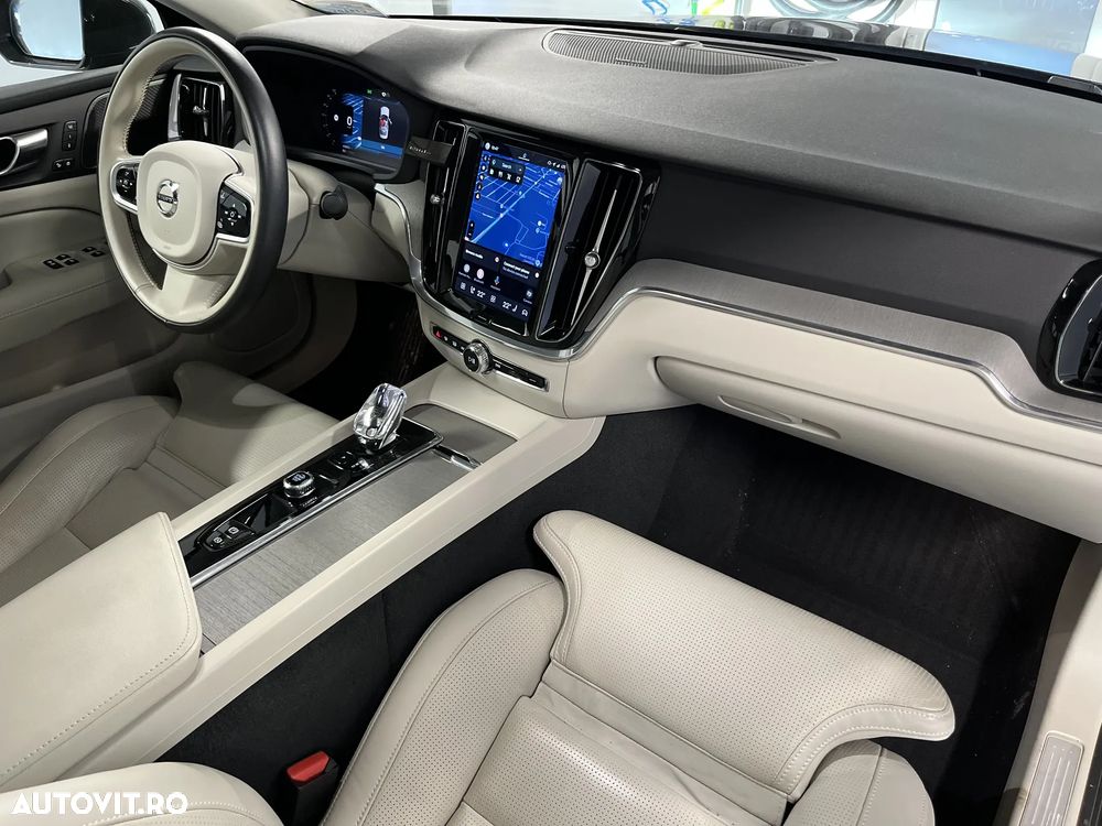 Volvo S60 B4 MHEV AT Plus Dark - 25