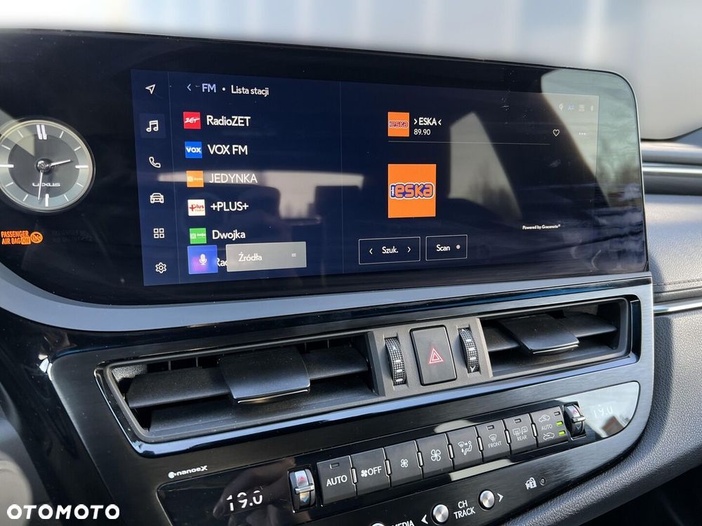 Lexus ES 300h F Sport Design - 16