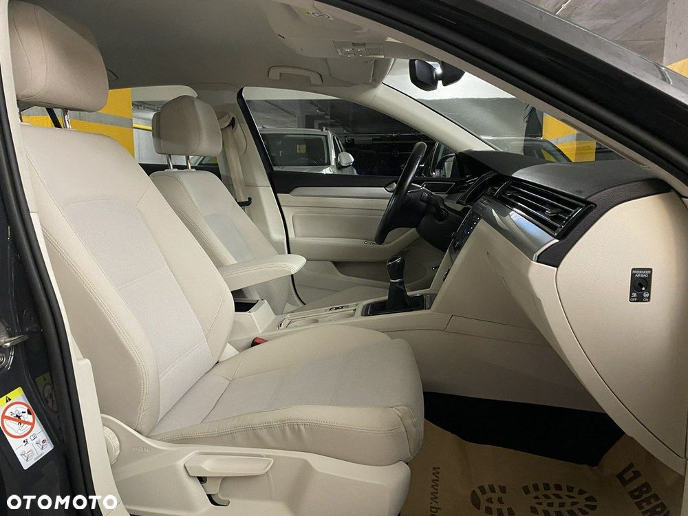 Volkswagen Passat - 12