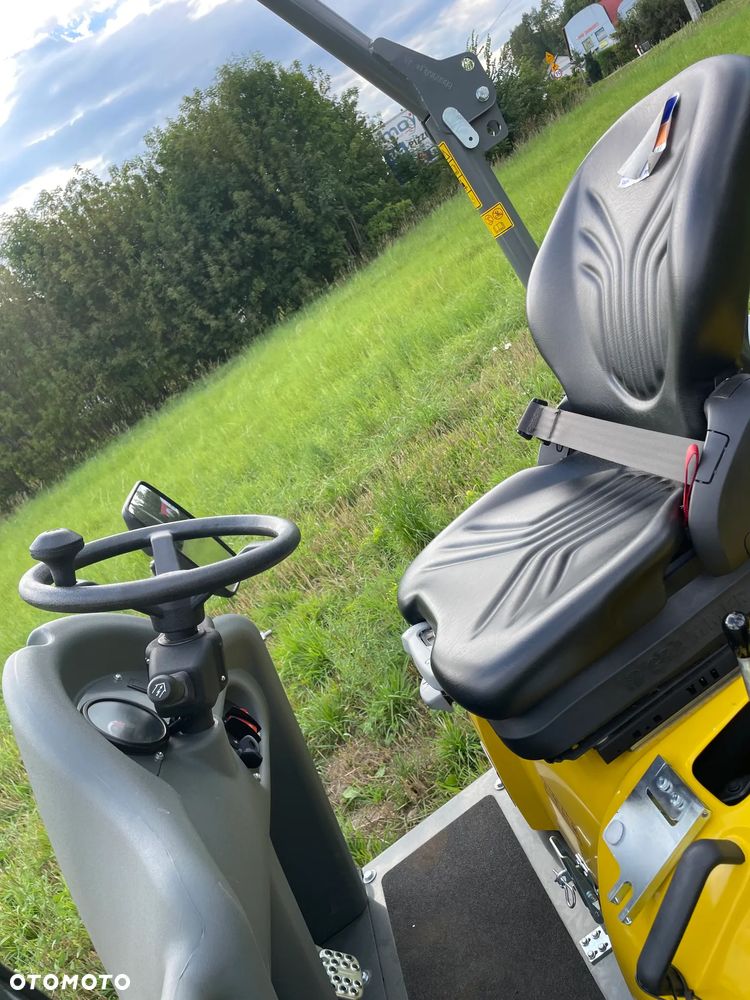 Wacker Neuson D01 1001 Nowe Wozidło Budowlane Rolnicze 4x4. Ładowność 1 tona. Wysokie podnoszenie+KIPER Wysoki! Maszyna sprowadzona z Norwegii. Jest to nowa maszyna przebieg 4.4 mtg.  Kupione w Norweskim salonie z Ekspozycji sklepowej! Stało tylko na pokaz! Silnik Yanmar 3cyl. Potężna moc a maszyna bardzo mała i zwinna. Szybka wolna jazda. Oświetlenie rozbudowane. Wielka Okazja! Jazda Rewers. Hydrostatic! Wielka Okazja - 8