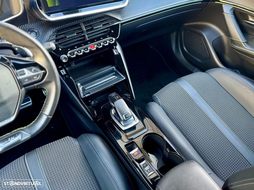 Peugeot 2008 1.2 PureTech GT Line EAT8 - 32