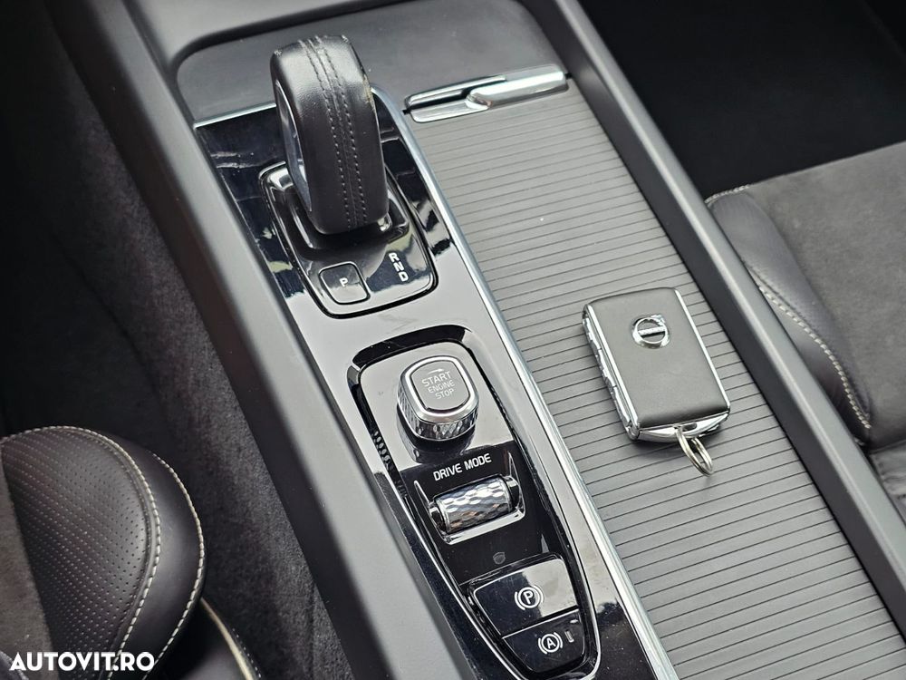 Volvo XC 60 D5 AWD Geartronic RDesign - 19