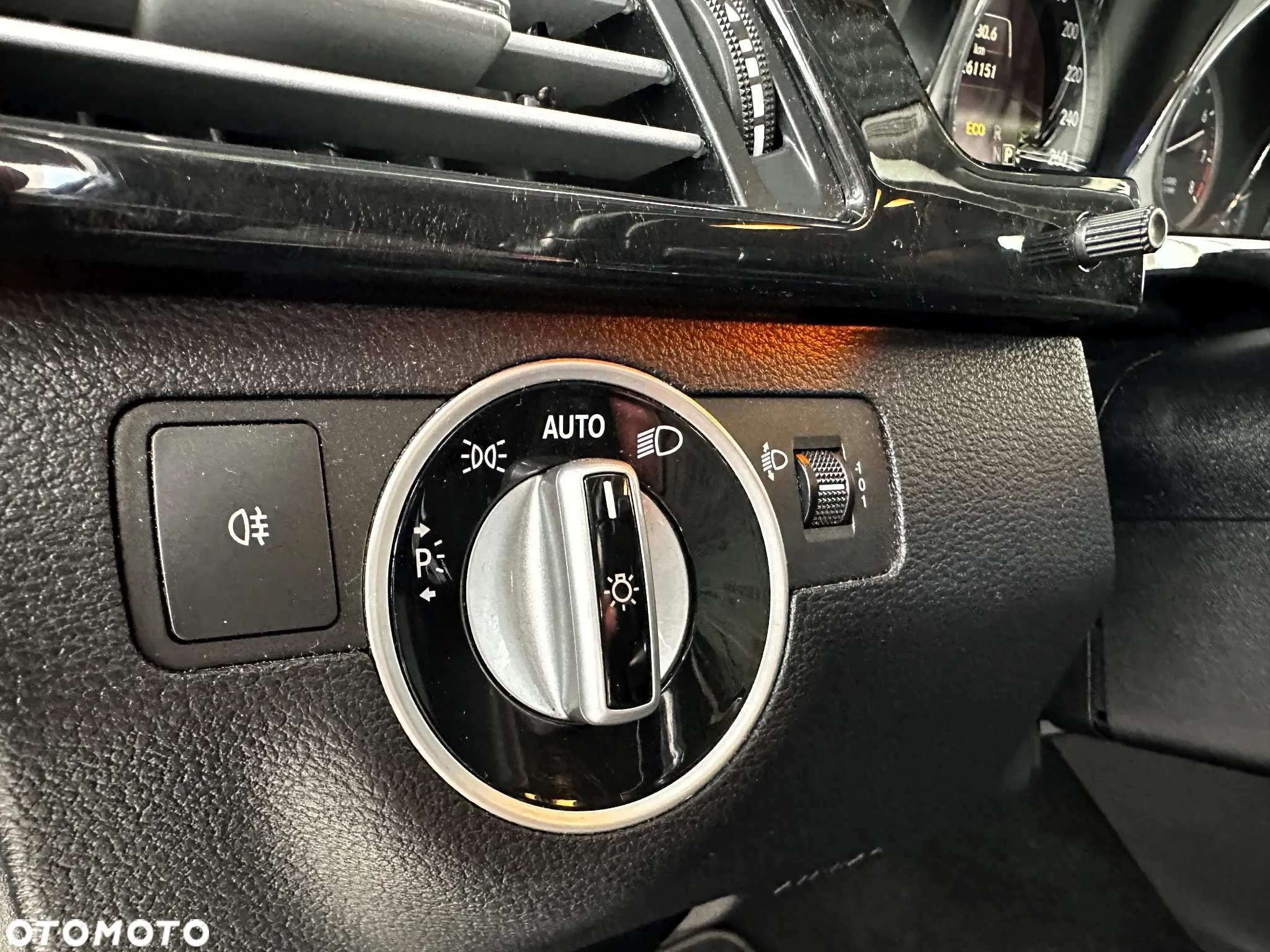 Mercedes-Benz Klasa E 200 T CGI BlueEFFICIENCY 7G-TRONIC Avantgarde - 29