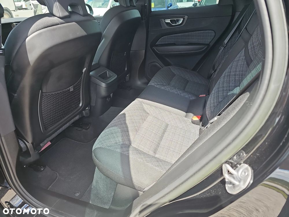 Volvo XC 60 B4 D Essential - 24
