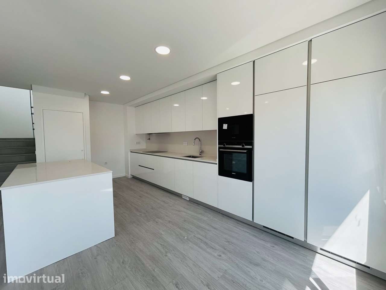 Moderno T4 Duplex com Terraço e Garagem - Grande imagem: 5/22