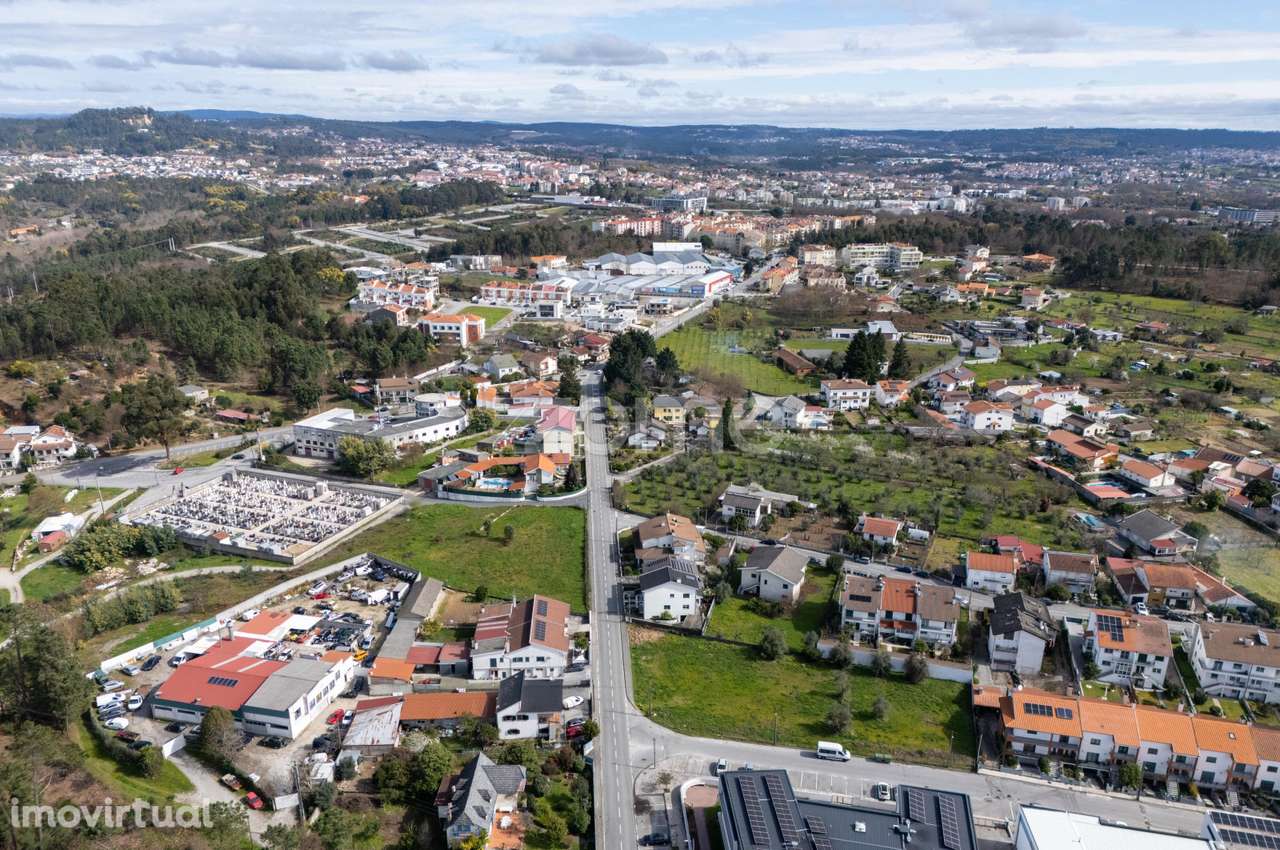 Terreno para construção de 2 Moradias Bifamiliares com 2058 m2 - Grande imagem: 2/9