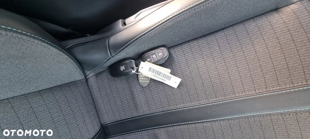 Peugeot 208 PureTech 100 EAT8 Allure - 22