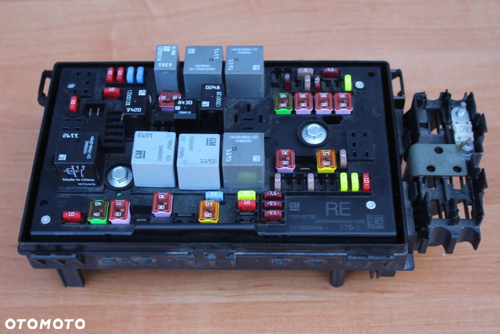 SKRZYNKA BEZPIECZNIKÓW OPEL ASTRA J 1.4 BENZYNA 13318779 RE