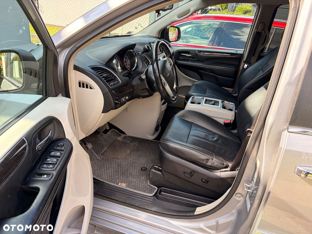 Chrysler Town & Country - 7