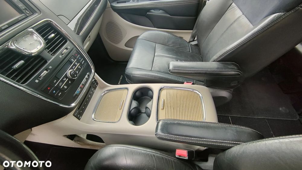 Chrysler Town & Country 3.6 Limited - 12