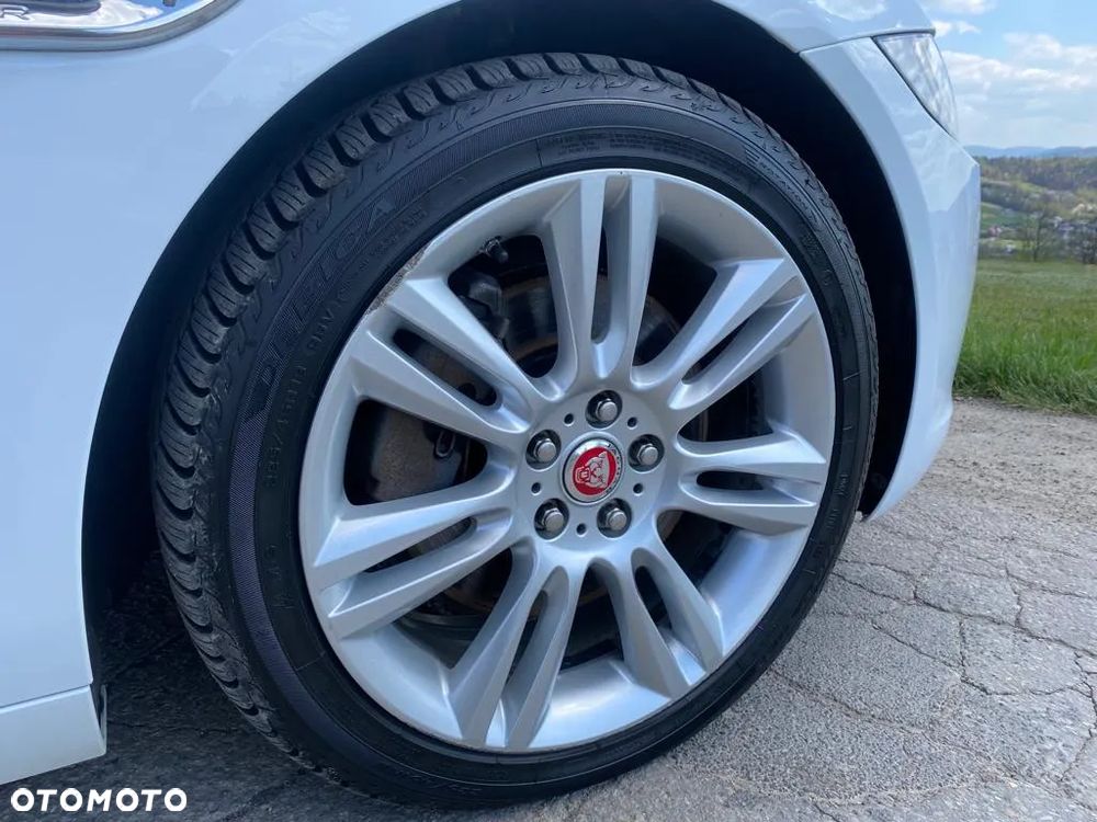 Jaguar XE 2.0 T Prestige - 14