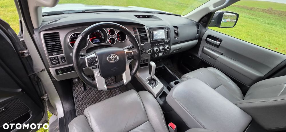 Toyota Sequoia - 7