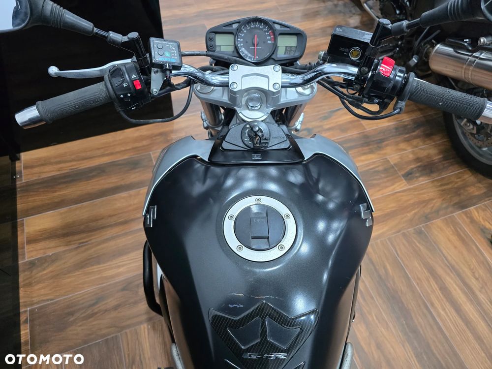 Suzuki GSR - 19