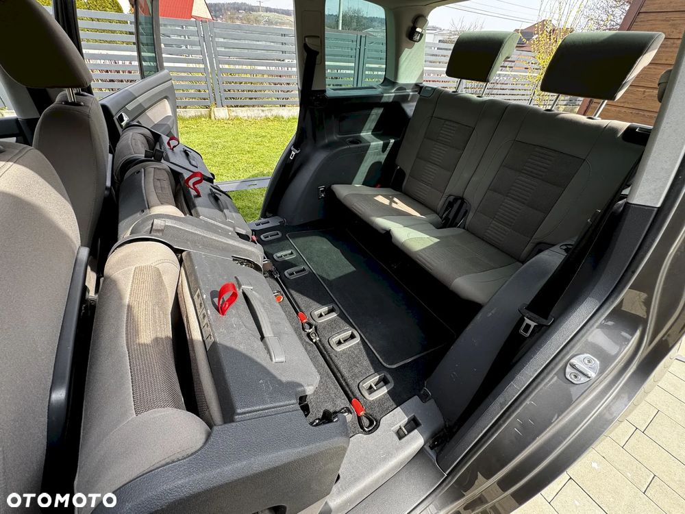 Volkswagen Touran 2.0 TDI DPF Highline - 26