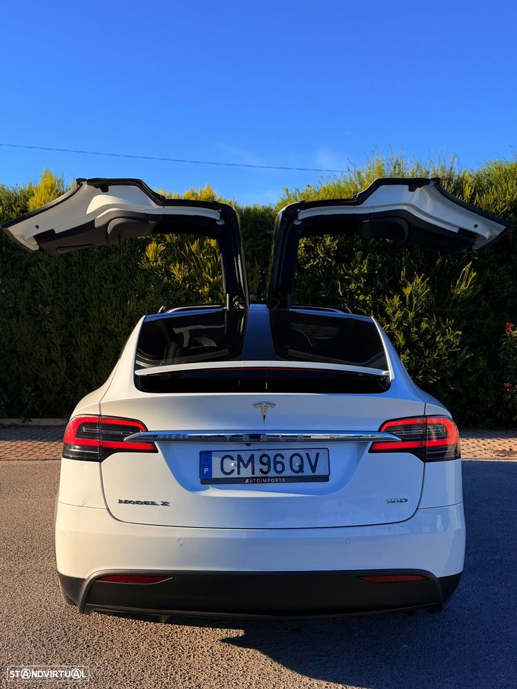 Tesla Model X - 11