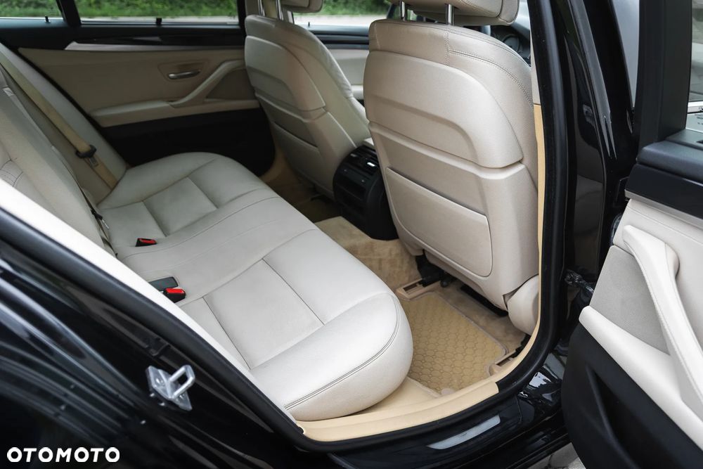 BMW Seria 5 520d xDrive Luxury Line - 32