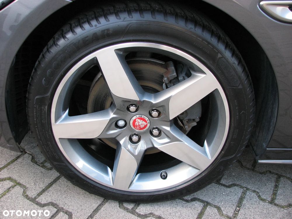 Jaguar XE D180 R-Dynamic S - 36