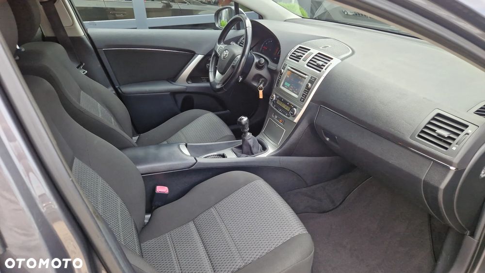 Toyota Avensis Combi 1.8 Executive - 9