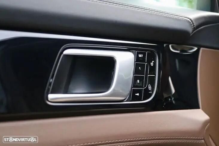 Porsche Panamera 4 E-Hybrid - 11