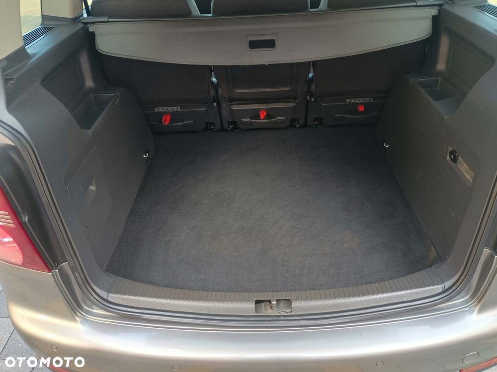 Volkswagen Touran - 12