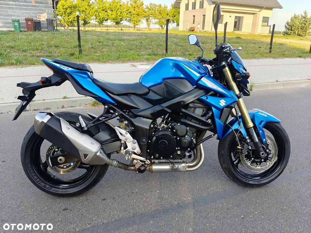 Suzuki GSR - 14