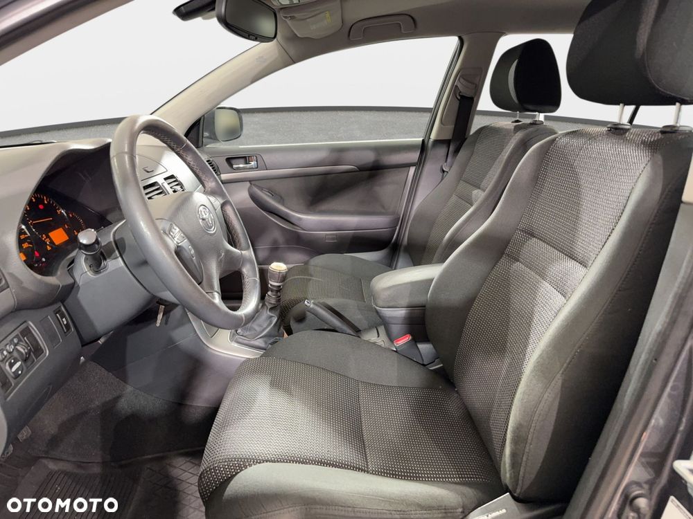 Toyota Avensis - 11