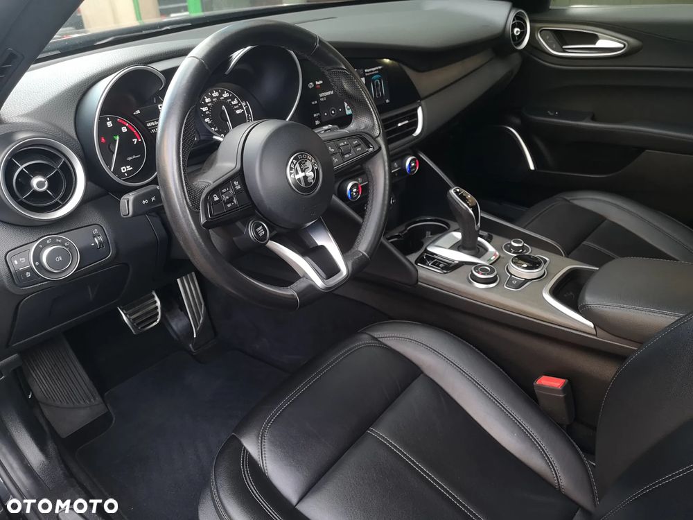 Alfa Romeo Giulia 2.0 Turbo 16V AT8-Q4 Ti - 12