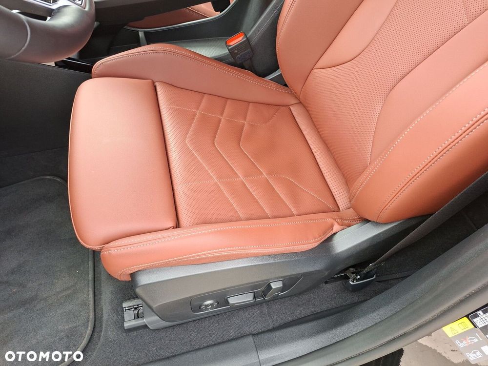 BMW iX2 eDrive20 66.5kWh M Sport - 13