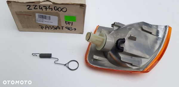 Kierunkowskaz Migacz  Volkswagen Passat 96-prawy żółty 22474000 HRT,3B0953042