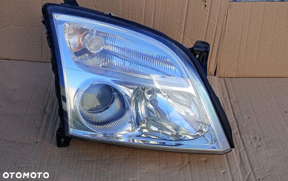 Reflektor prawy lampa prawa Opel Vectra C Signum