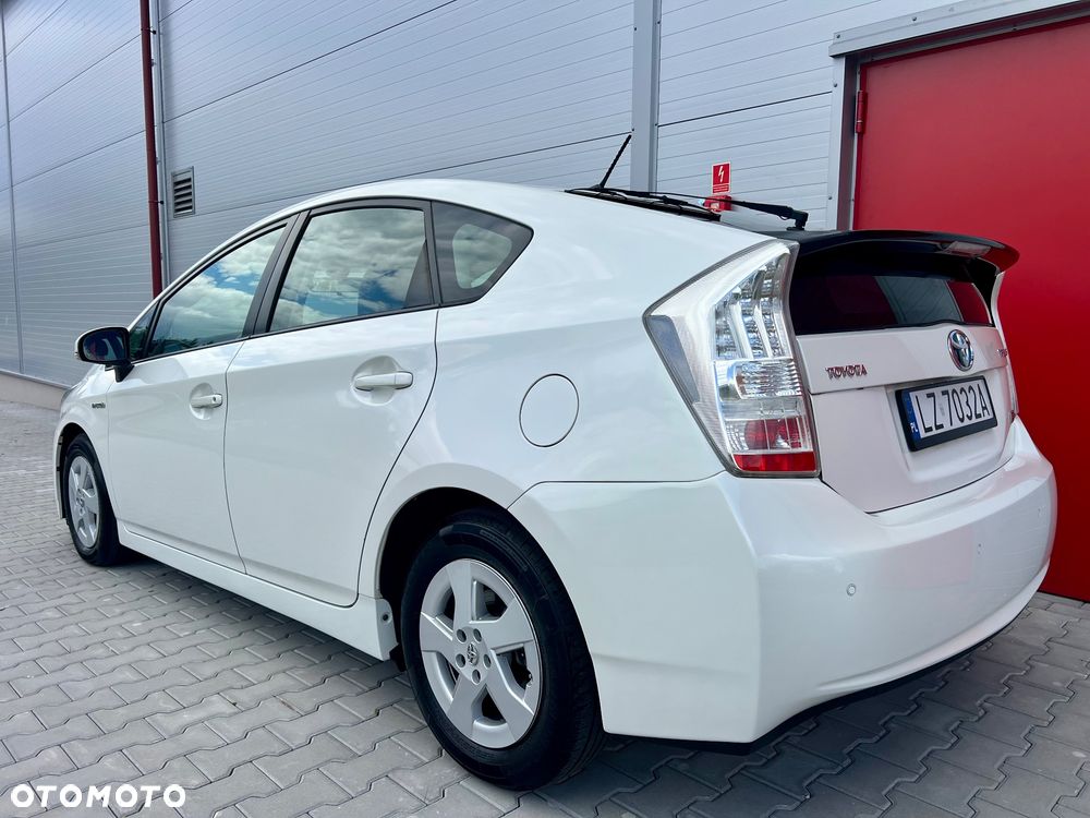 Toyota Prius (Hybrid) Executive - 3