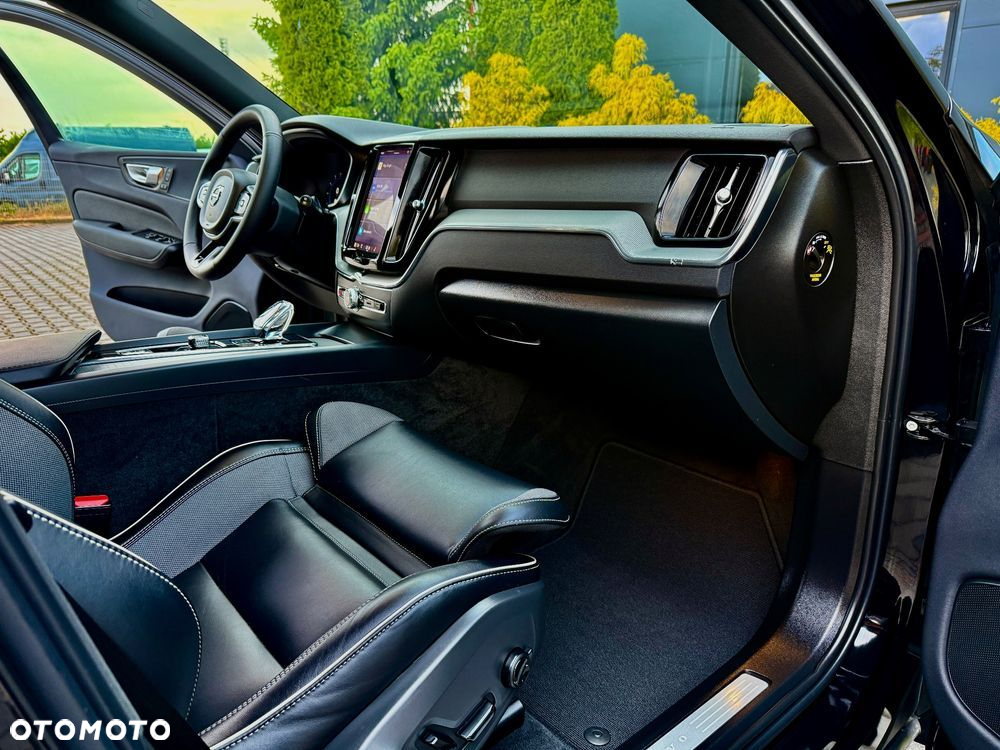Volvo XC 60 B4 B Plus Dark - 33