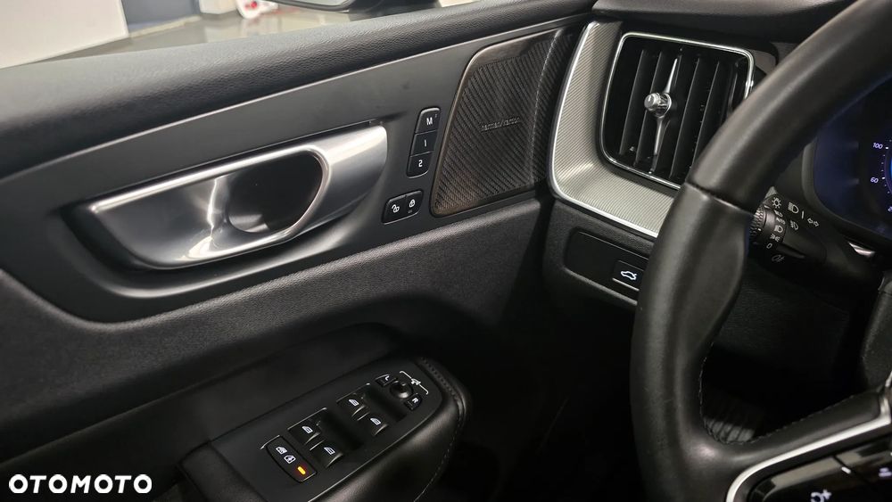 Volvo XC 60 B4 D Plus Dark - 22