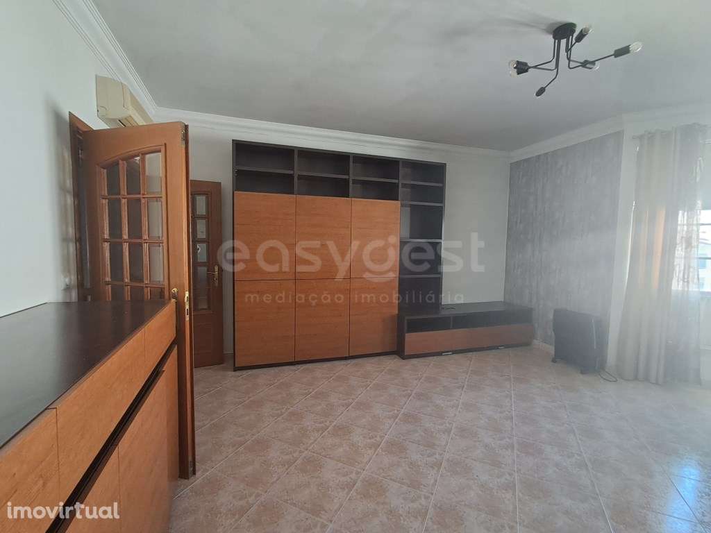 Apartamento T2 com Áreas Generosas, Elevador, Garagem, Box e Arreca... - Grande imagem: 5/22
