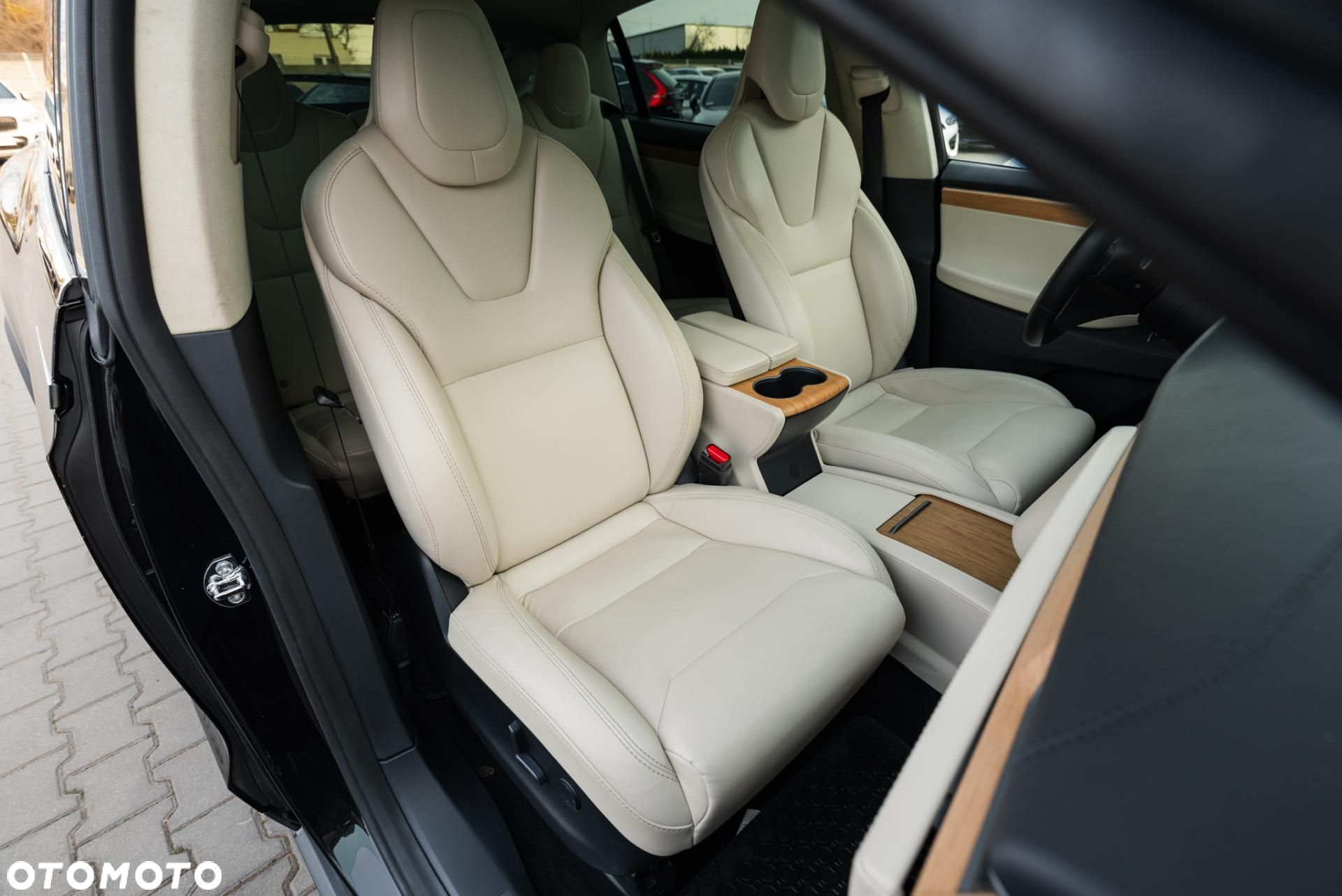 Tesla Model X - 15
