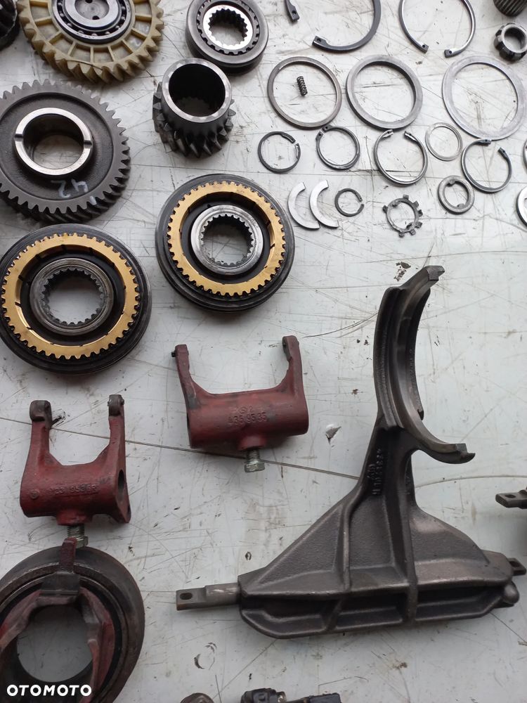 Deutz fahr DX 3.90,3.70,3.10,3.30, 3.65, 3.75,3.50,3.60, G70,4337918,4378828,4342689.WAŁEK,atak,synchronizator,podnośnik,mechanizm różnicowy,koło zębate,łożysko,piasta,most,kabina,silnik,skrzynia,obudowa mostu,zwolnice,koła,maska,części - 11