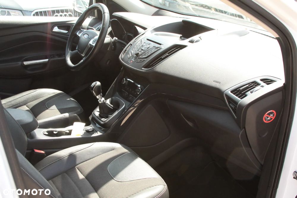 Ford Kuga 2.0 TDCi 2x4 Titanium - 16