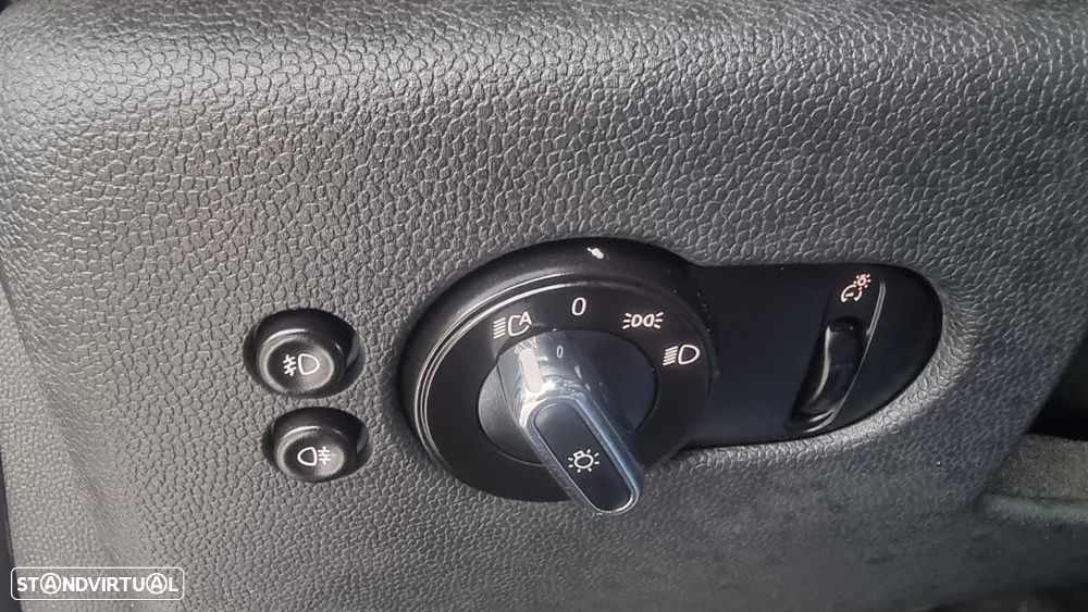 MINI 5 Portas Cooper D Auto - 26