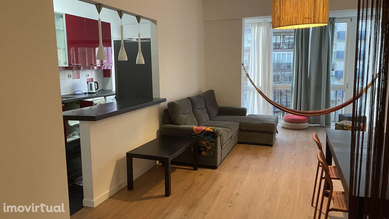 T2 em Carnaxide Mobilado, Varanda e Elevador - Grande imagem: 4/23