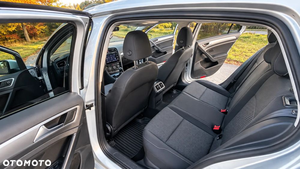Volkswagen Golf - 6