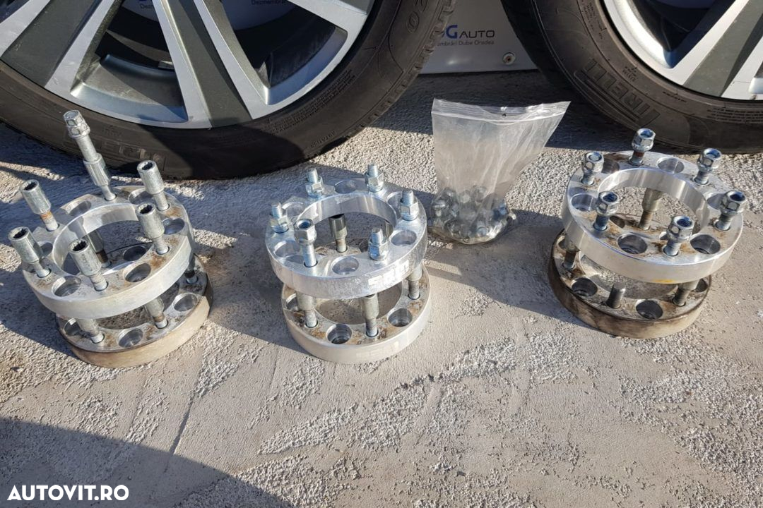 Jante de aliaj 295/45 R20 cu distantiere montate pe o Toyota Hilux Euro 5 - 7